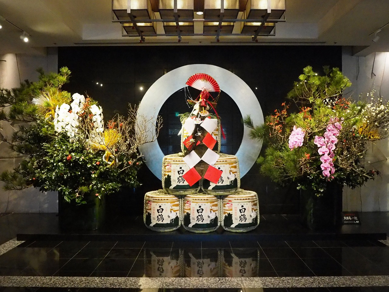 一流ホテルのお正月花はコロナ禍で変わった 都内高級ホテルのお正月装飾を見てきました 21年版 切花情報サイト ハナラボノート